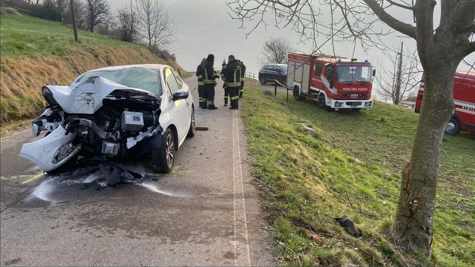 La Peugeot di Diego Cretti distrutta accanto all’albero contro cui si è schiantata