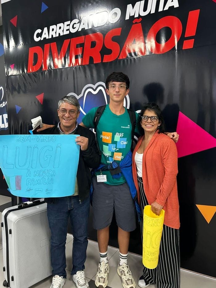 Luigi Savio con la famiglia ospitante (Salvelino e Natalina) all’accoglienza in aeroporto