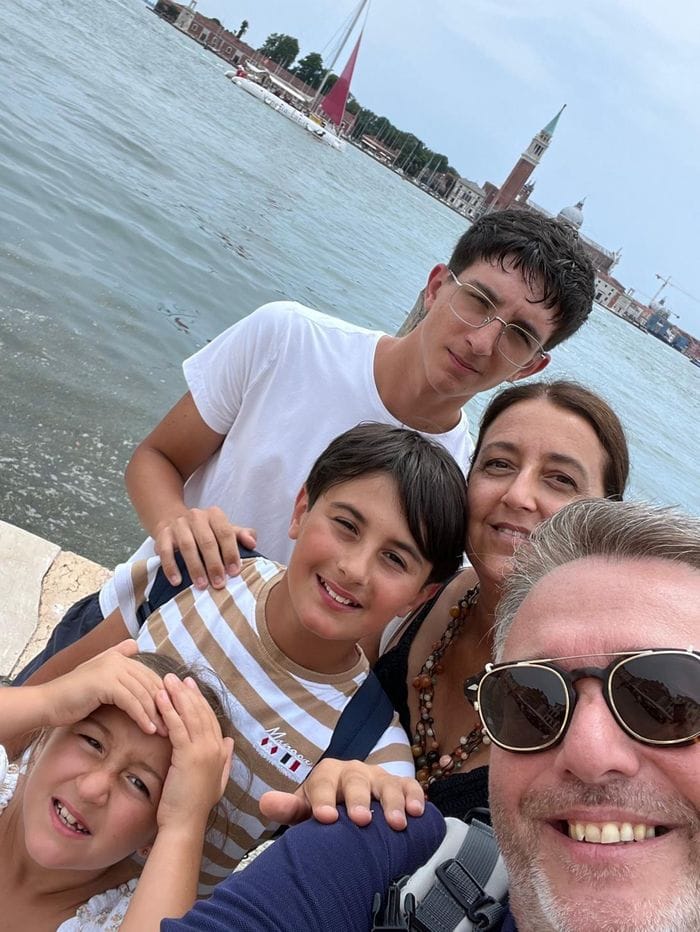 Con la sua famiglia di origine e nel box a sinistra con il filosofo Miguel Benasayag