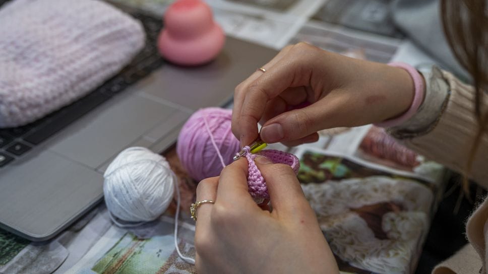 Il laboratorio di uncinetto alla Casa di cura Palazzolo
