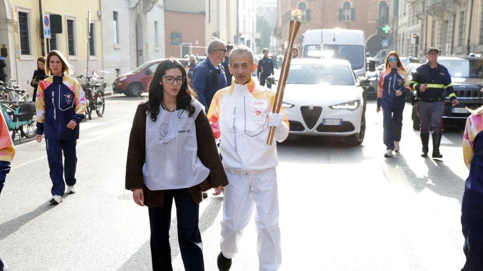 Angelo Zanotti (con la figlia Pamela) con la fiamma olimpica