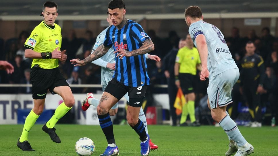 Gianluca Scamacca in azione contro l’Udinese: il bomber nerazzurro dovrebbe partire dal 1’ al centro dell’attacco nella gara di martedì 10 contro il Bayern