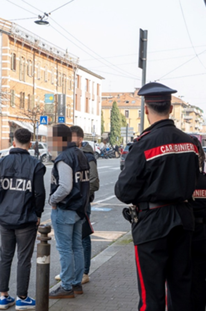 Carabinieri e polizia in azione