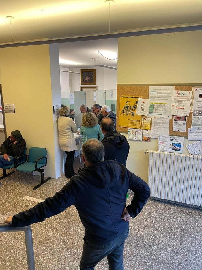 I consiglieri di maggioranza di Sarnico all’Ufficio protocollo del Comune per formalizzare le dimissioni, insieme ai tre consiglieri della minoranza di «Centrodestra Unito». Lunedì 9 marzo 2026