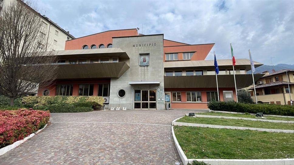 Il Comune di Sarnico. È crisi politica in paese. Nella serata di domenica il video del sindaco Arcangeli  che annuncia le dimissioni, accusando di grave slealtà politica di quattro suoi consiglieri che lunedì mattina, insieme a tre della minoranza, hanno protocollato le dimissioni facendo decadere il consiglio comunale. Presto sarà nominato un commissario prefettizio.