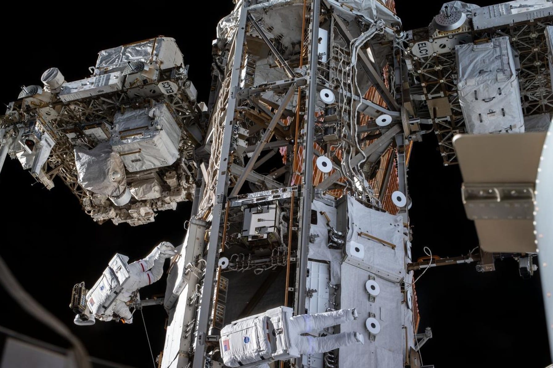 Una veduta dell’astronauta Andrew Morgan e dell’astronauta Luca Parmitano a bordo della Stazione Spaziale Internazionale