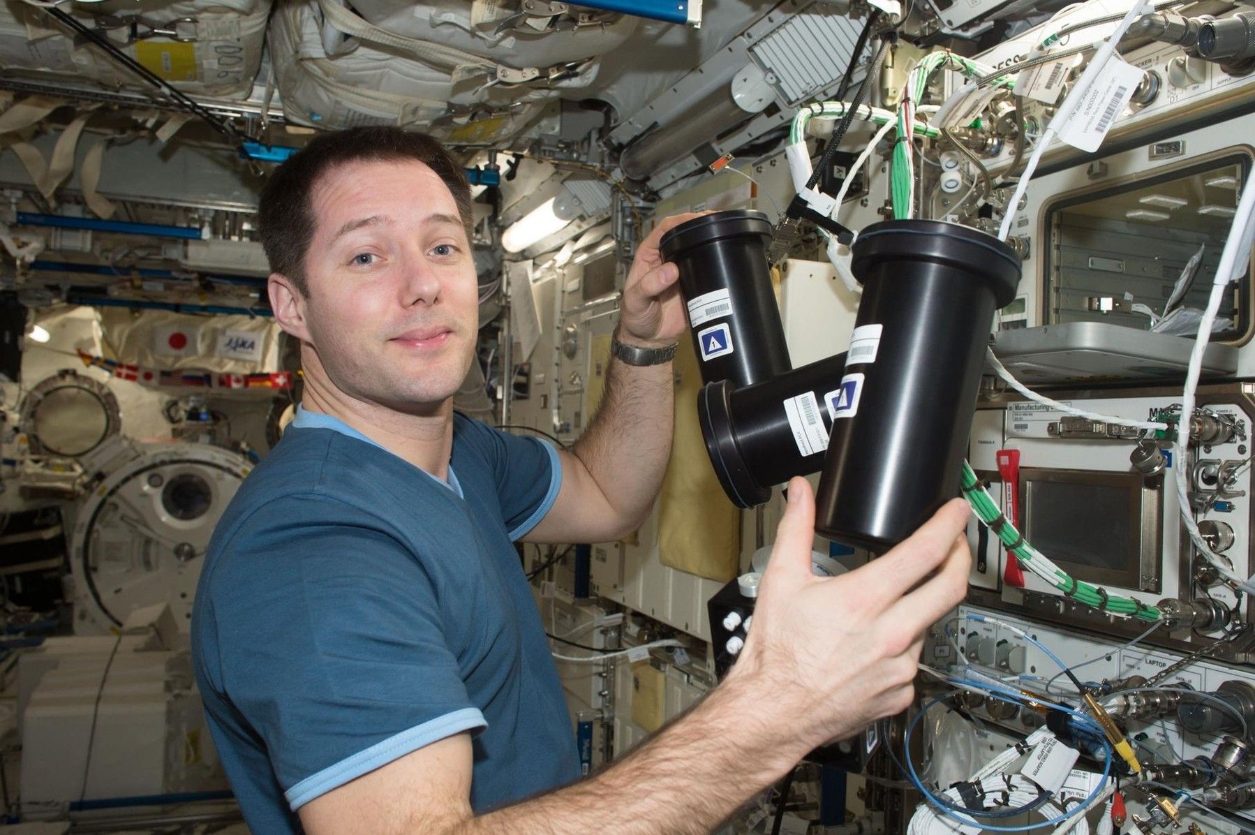 L’astronauta Pesquet rimuove l’hardware della struttura di cristallizzazione delle proteine da un incubatore per la ricerca CASIS PCG-5