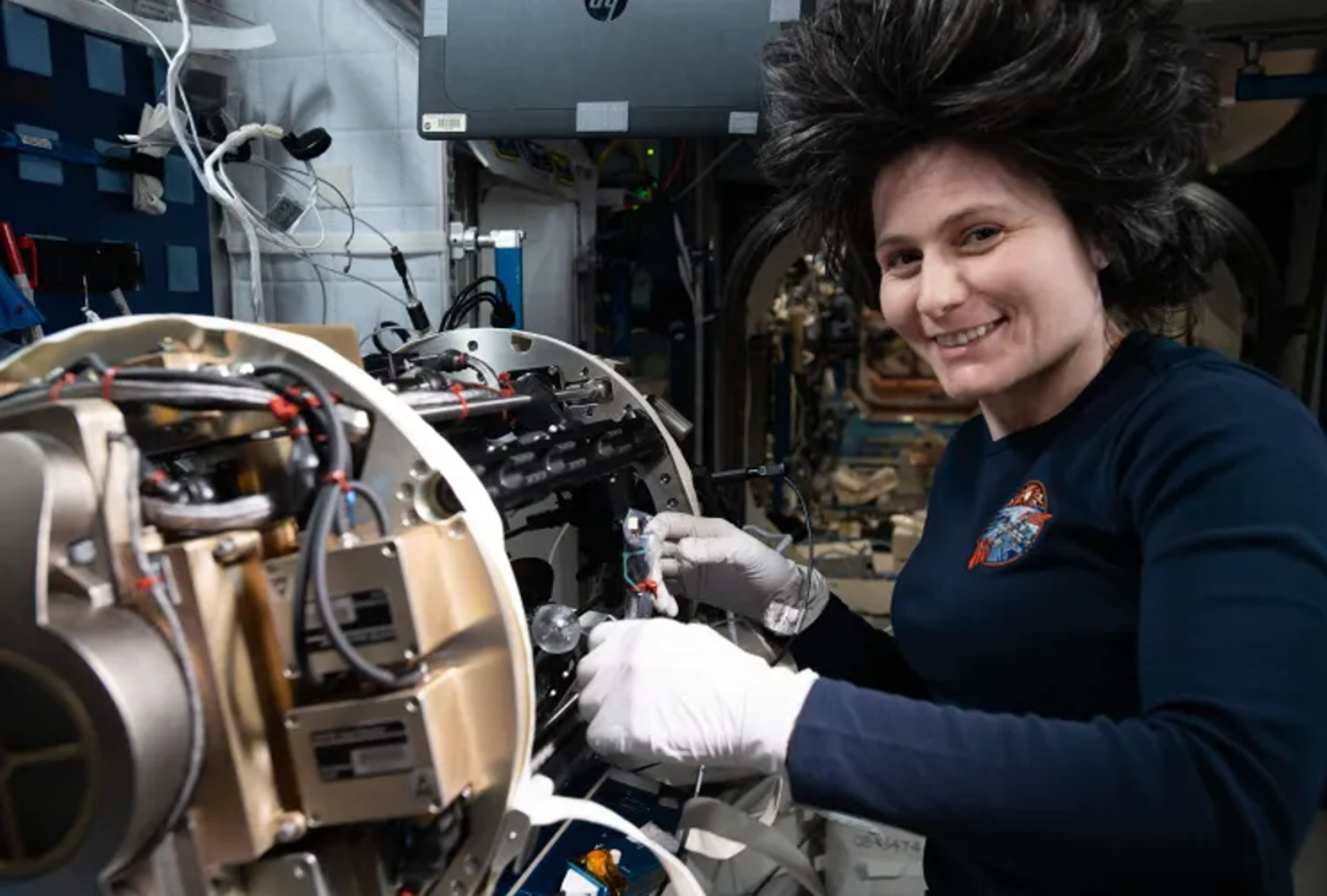 L’astronauta Cristoforetti lavora all’interno del modulo Unity della Stazione Spaziale Internazionale riconfigurando i componenti per la ricerca Solid Fuel Ignition and Extinction.