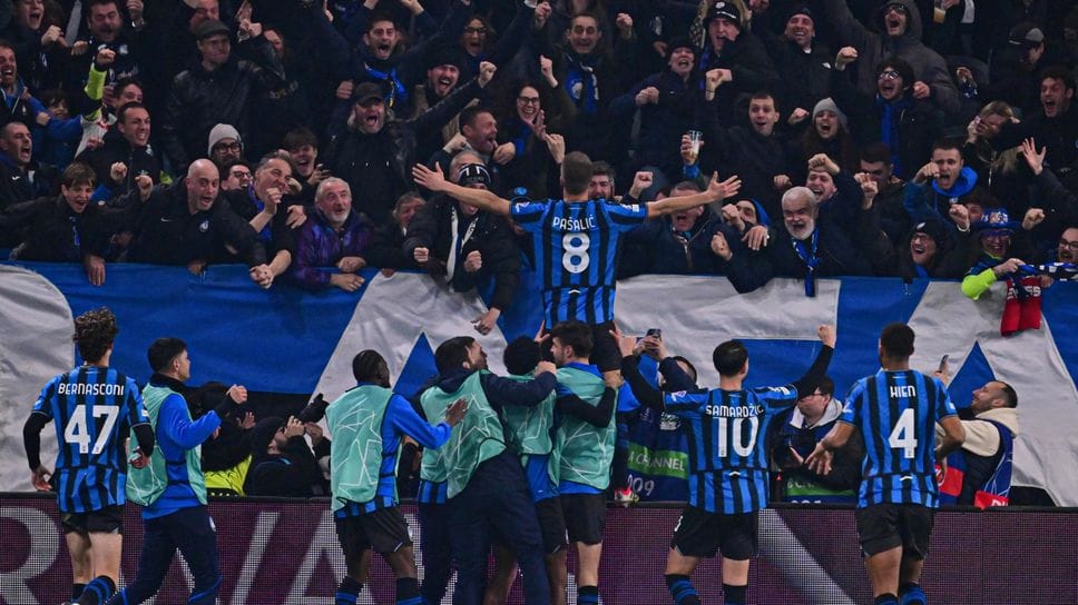 Psalic festeggia con compagni e tifosi il gol nella gara contro il Borussia Dortmund