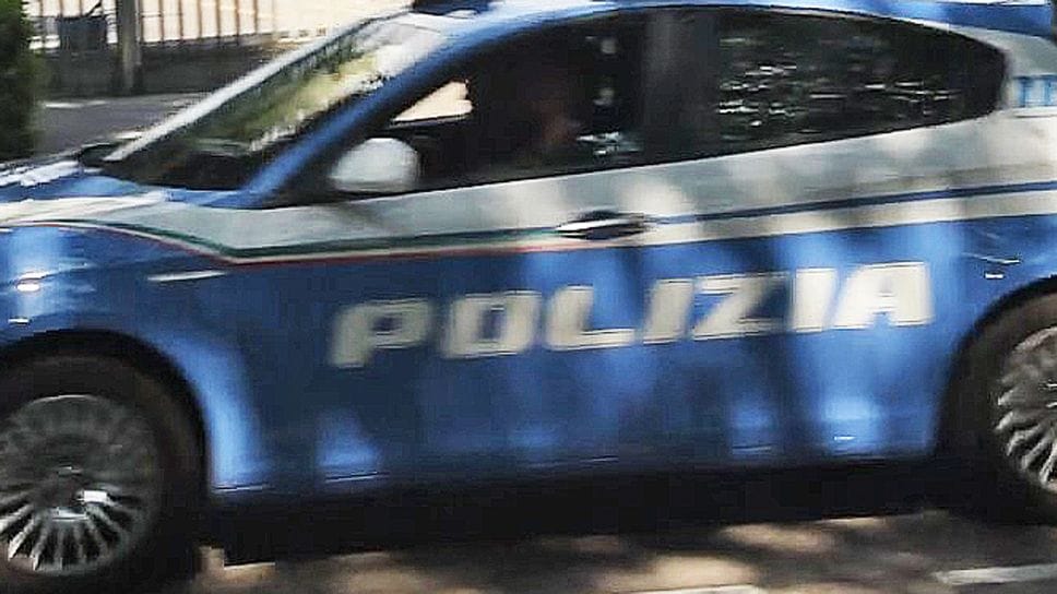 Un’auto della polizia: le immediate attività di ricercadelle volanti e della Squadra Mobile hanno consentito di rintracciare il presunto responsabile dell’accoltellamento
