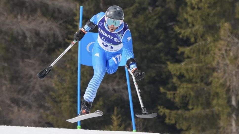 Davide Bendotti in azione lunedì 9 marzo nel superG standing sulla pista Olympia delle Tofane: il 32enne di Colere ha chiuso con uno splendido nono posto