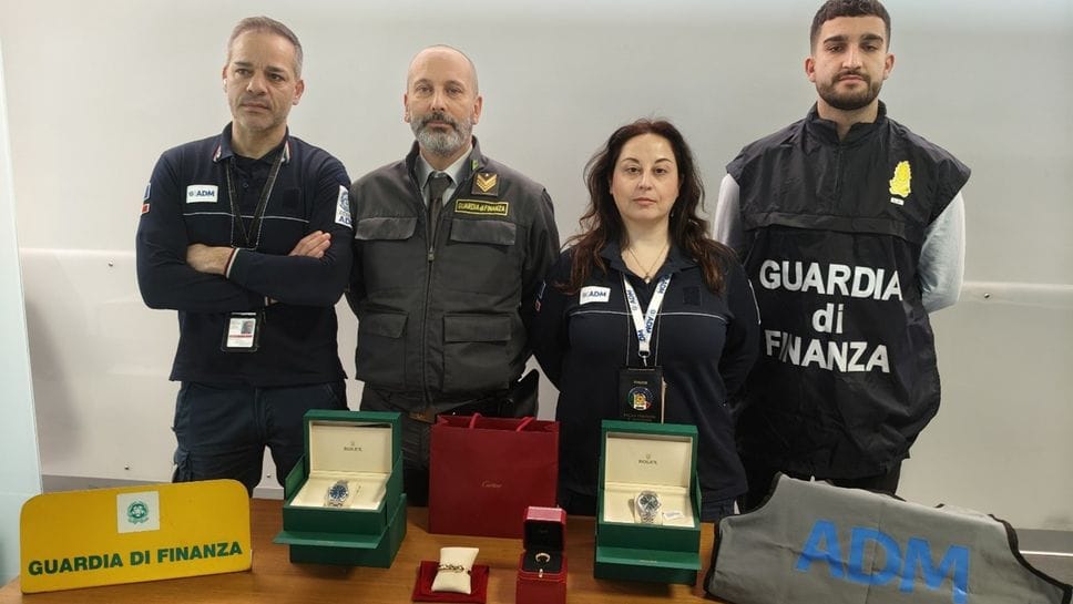 I gioielli preziosi recuperati dalla Guardia di Finanza e dall’Agenzia di Dogana all’aeroporto di Orio al Serio. Hostess accusata di contrabbando per 42 mila euro