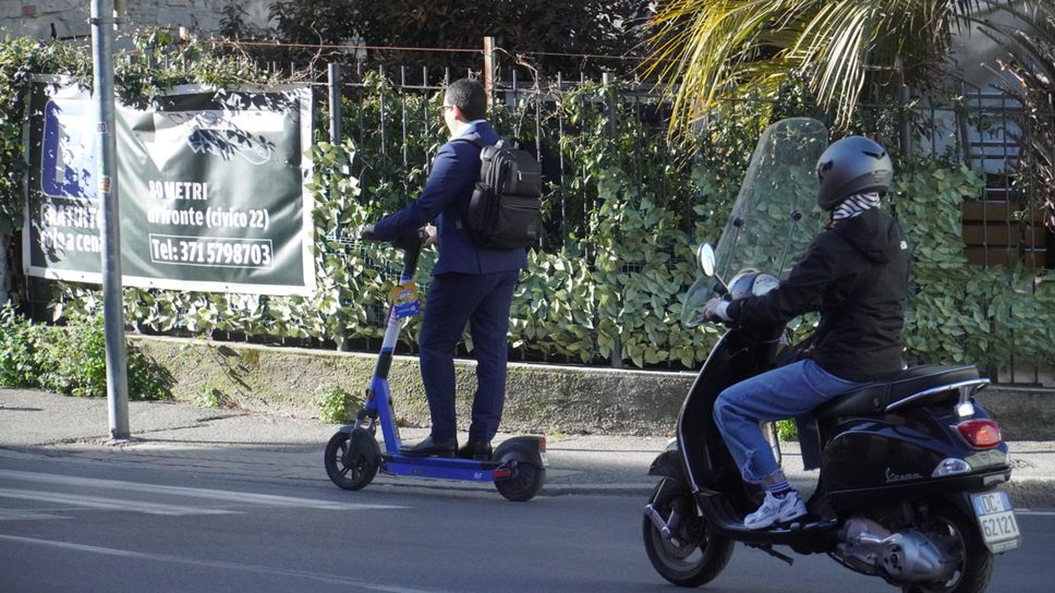Monopattini, a Bergamo multe cresciute dell’82,6%. Dal 16 maggio scattano «targhino» e polizza