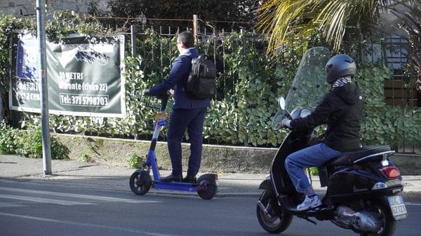 Monopattini, a Bergamo multe cresciute dell’82,6%. Dal 16 maggio scattano «targhino» e polizza