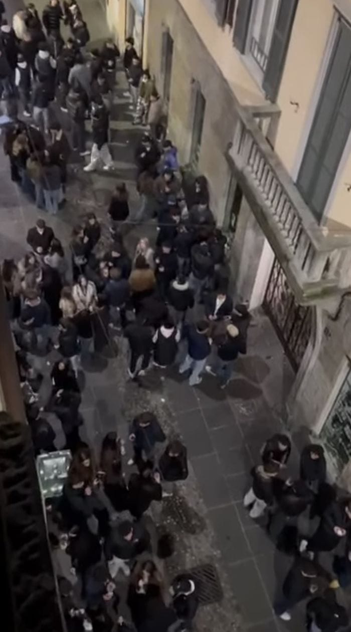 Movida, proteste in via Sant’Orsola: arriva la polizia locale in borghese