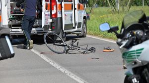 Famiglia falciata in bici da un’auto, Roncobello nel dolore: lunedì i funerali di Flavio Leoni. Aperto il fascicolo per omicidio stradale