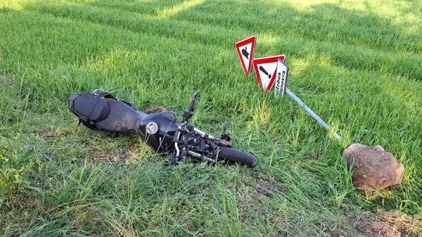 Moto fuori strada centra un cartello stradale, ferito 17enne. Nuovo incidente sulla Sp 141 a Treviglio -Foto/Video