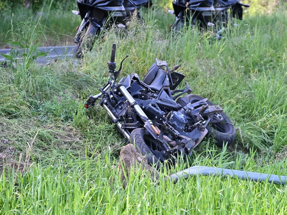 Moto fuori strada centra un cartello stradale, ferito 17enne. Nuovo incidente sulla Sp 141 a Treviglio -Foto/Video