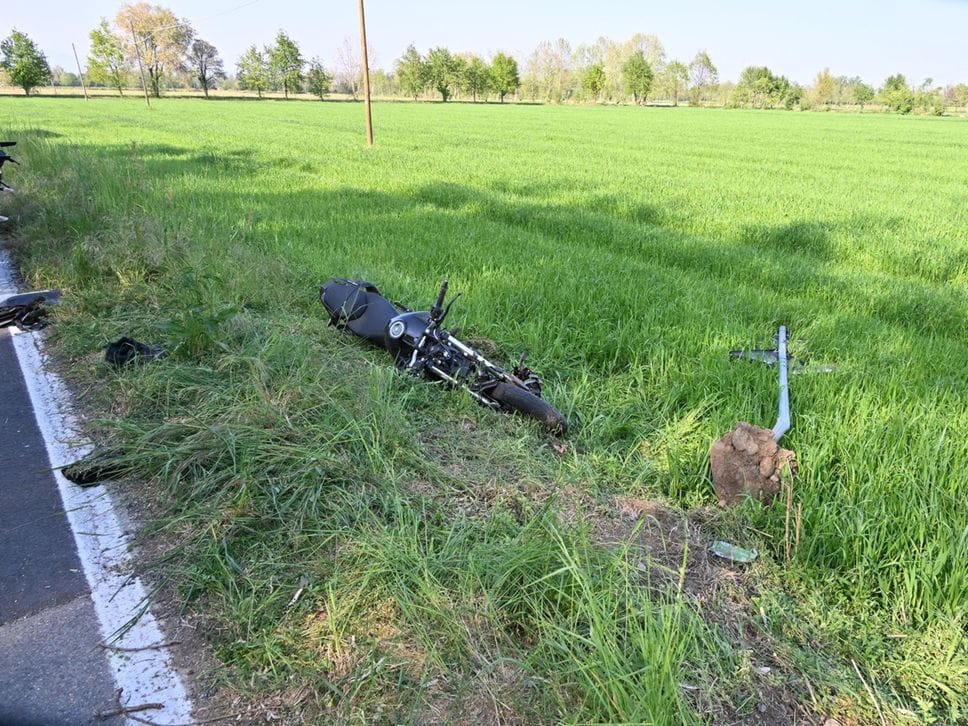 Moto fuori strada centra un cartello stradale, ferito 17enne. Nuovo incidente sulla Sp 141 a Treviglio -Foto/Video