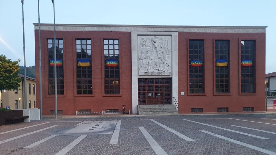 Nembro, malore in piazza Libertà: muore 69enne