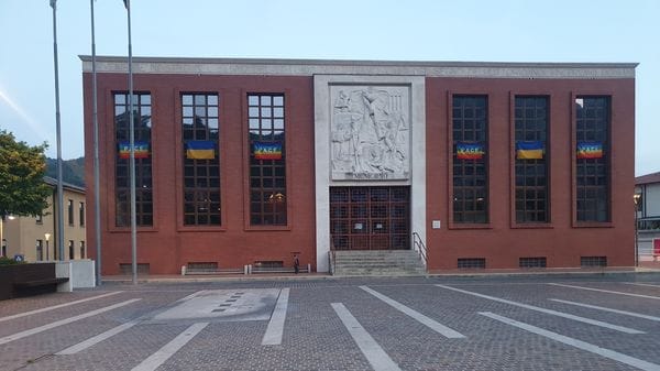 Nembro, si sente male in piazza Libertà. Soccorso da un podista e dal fornaio: muore 69enne