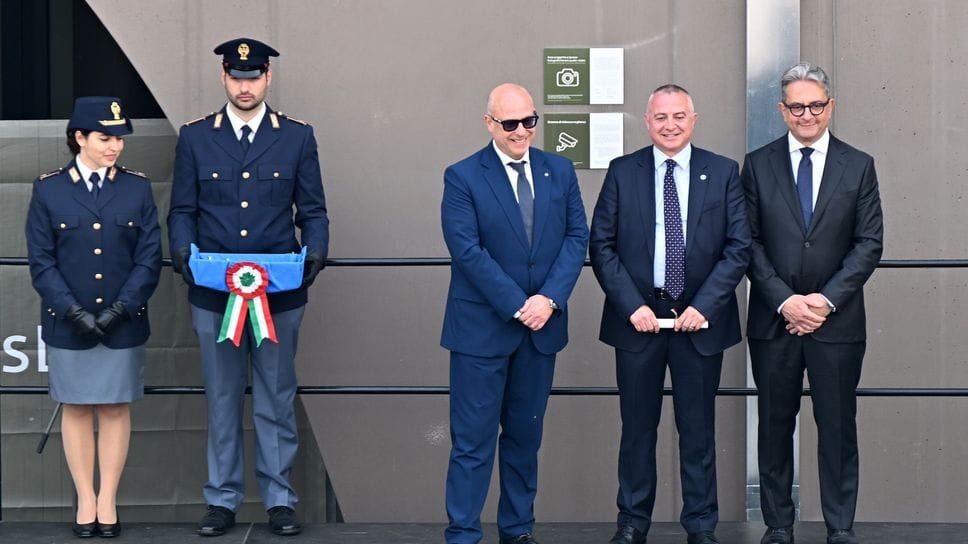 Salvò ragazza sul cornicione della scuola: poliziotto promosso per «merito straordinario» - Video