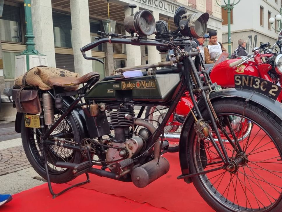 In 260 per la Bergamo-San Vigilio in moto d’epoca - Foto e video