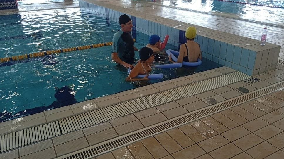 In piscina, sfidando limiti e fragilità. Tutti insieme, una bracciata alla volta