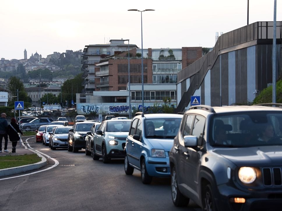 Traffico a Bergamo nel sabato di eventi, test superato. Luci e ombre per la sosta