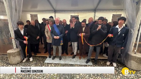 Bergamo, nel cortile del palazzo della Provincia, l'11.a edizione della Fiera dei Mestieri