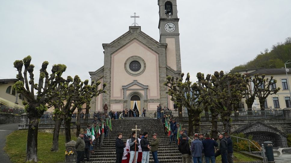 Folla all’ultimo saluto ad Antonio Carminati, custode dell’anima della Valle Imagna