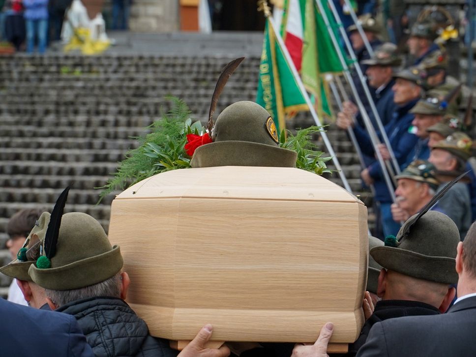 Folla all’ultimo saluto ad Antonio Carminati, custode dell’anima della Valle Imagna