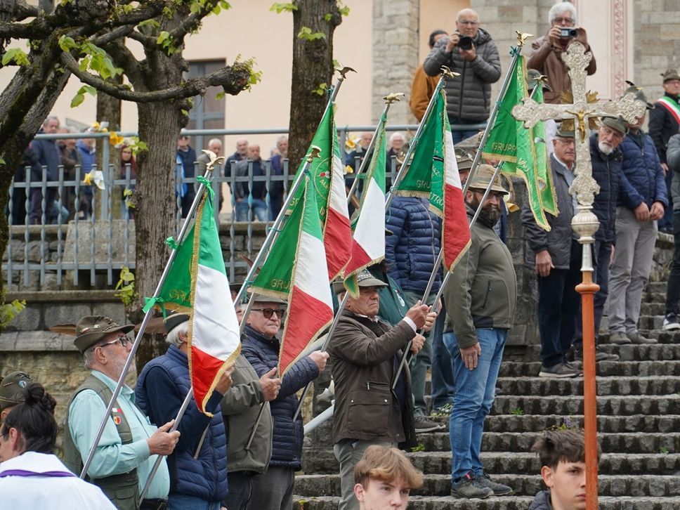 Folla all’ultimo saluto ad Antonio Carminati, custode dell’anima della Valle Imagna