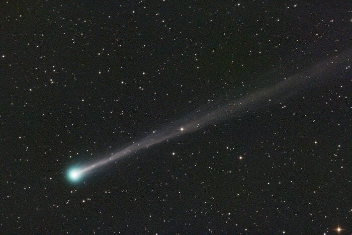 Per una cometa che si disintegra, un'altra diventa visibile