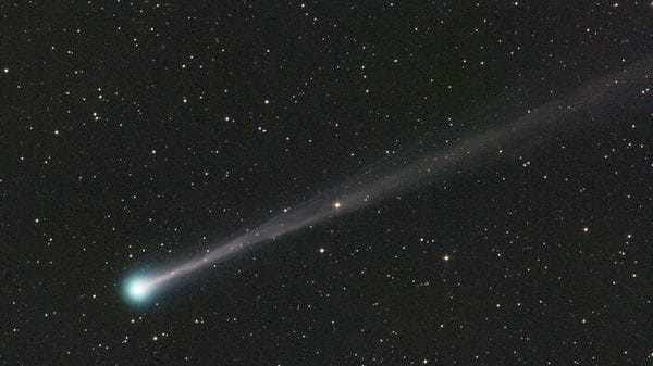 Per una cometa che si disintegra, un'altra diventa visibile