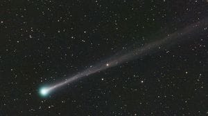 Per una cometa che si disintegra, un'altra diventa visibile