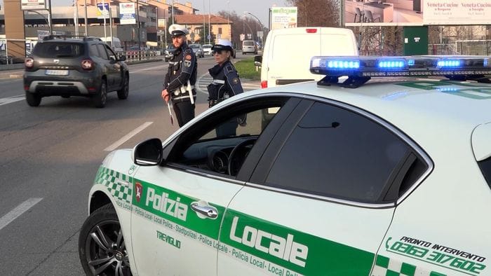 treviglio gli interventi della polizia locale patente falsa e formaggi venduti illegalmente
