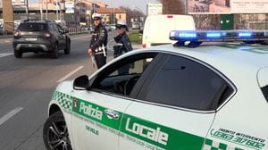 Treviglio, gli interventi della polizia locale: patente falsa e formaggi venduti illegalmente