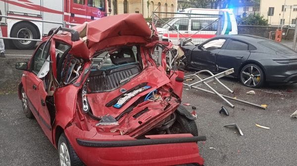 Zogno, perde il controllo della Porsche e demolisce una Panda. Salva la conducente: era appena scesa