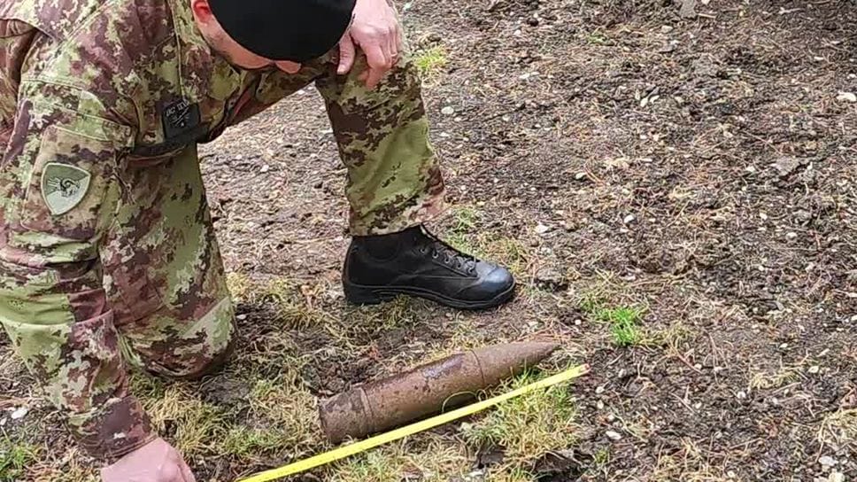 Adrara San Martino, ordigno bellico inesploso trovato in una cascina - Foto