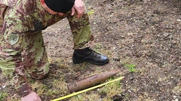 Adrara San Martino, ordigno bellico inesploso trovato in una cascina - Foto