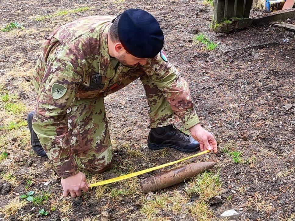 Adrara San Martino, ordigno bellico inesploso trovato in una cascina - Foto