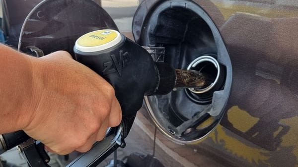 Diesel, batosta pendolari: per raggiungere Milano servono 50 euro in più al mese