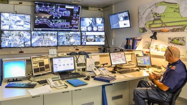 Finti passeggeri rubano uno zaino a Orio. Visti dalle telecamere: presi