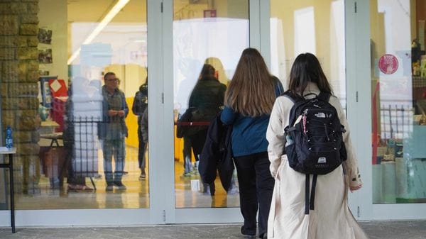 Prof aggredita a Trescore, premiato il ragazzo 13enne che l’ha salvata e il personale scolastico. La docente: «Sorpresa dal tuo coraggio»