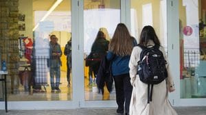 Prof aggredita a Trescore, premiato il ragazzo 13enne che l’ha salvata e il personale scolastico. La docente: «Sorpresa dal tuo coraggio»