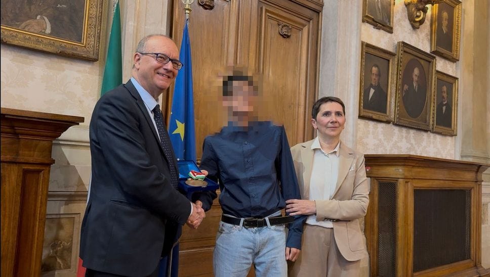 Prof aggredita a Trescore, premiato il ragazzo 13enne che l’ha salvata e il personale scolastico. La docente: «Sorpresa dal tuo coraggio»