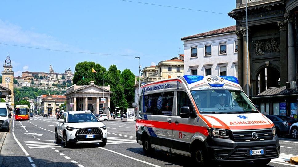 Ruba un motorino e si schianta: 29enne in codice rosso a Bergamo