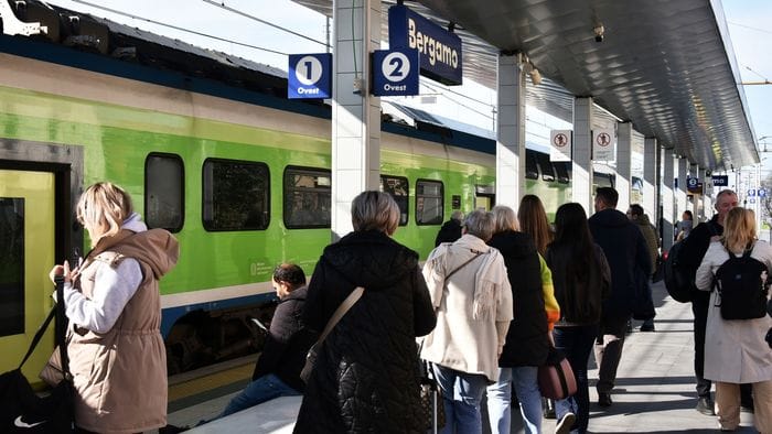 treni guasto a treviglio e ritardi fino a 40 minuti bocciate cinque linee su otto