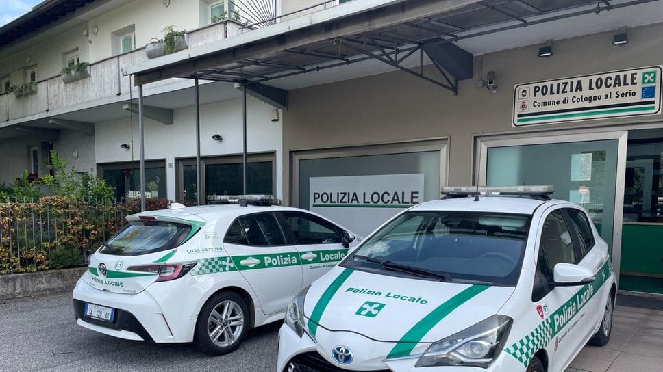 Cologno, sorpasso azzardato contro scuolabus: individuato il responsabile, patente a rischio